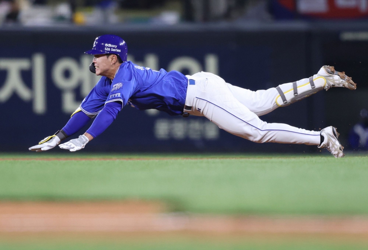 Ryu Ji-hyuk bay về phía căn cứ thứ hai trong trận đấu vào ngày 7. /Ảnh = Samsung Lions