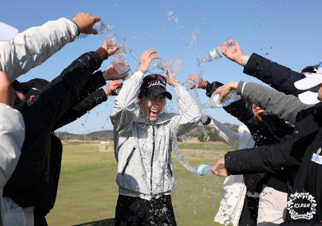 7日,姜智善在位于全罗北道群山的群山乡村俱乐部举行的"KLPGA 2026群山CC梦想巡回赛第二轮"上夺冠,正在接受祝贺。 =照片=KLPGA提供。