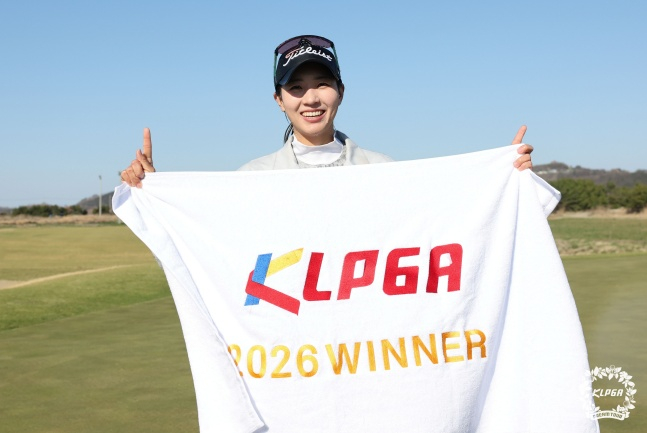 7日,姜智善在位于全罗北道群山的群山乡村俱乐部举行的"KLPGA 2026群山CC梦想巡回赛第2场比赛"上获得了冠军。 =照片=KLPGA提供。