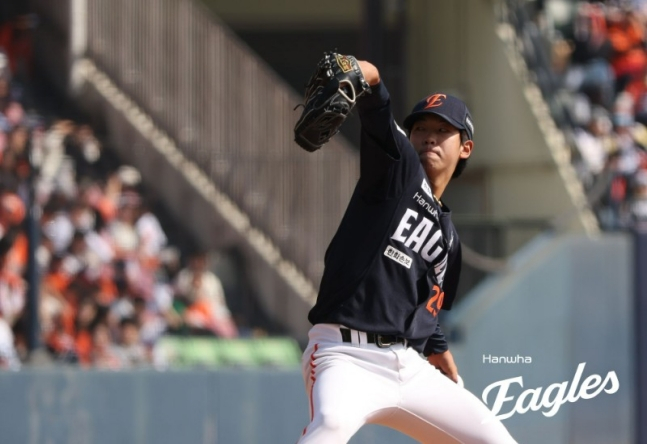 Hwang Joon-seo is pitching hard against Doosan on the 5th. /Photo = Courtesy of Hanwha Eagles