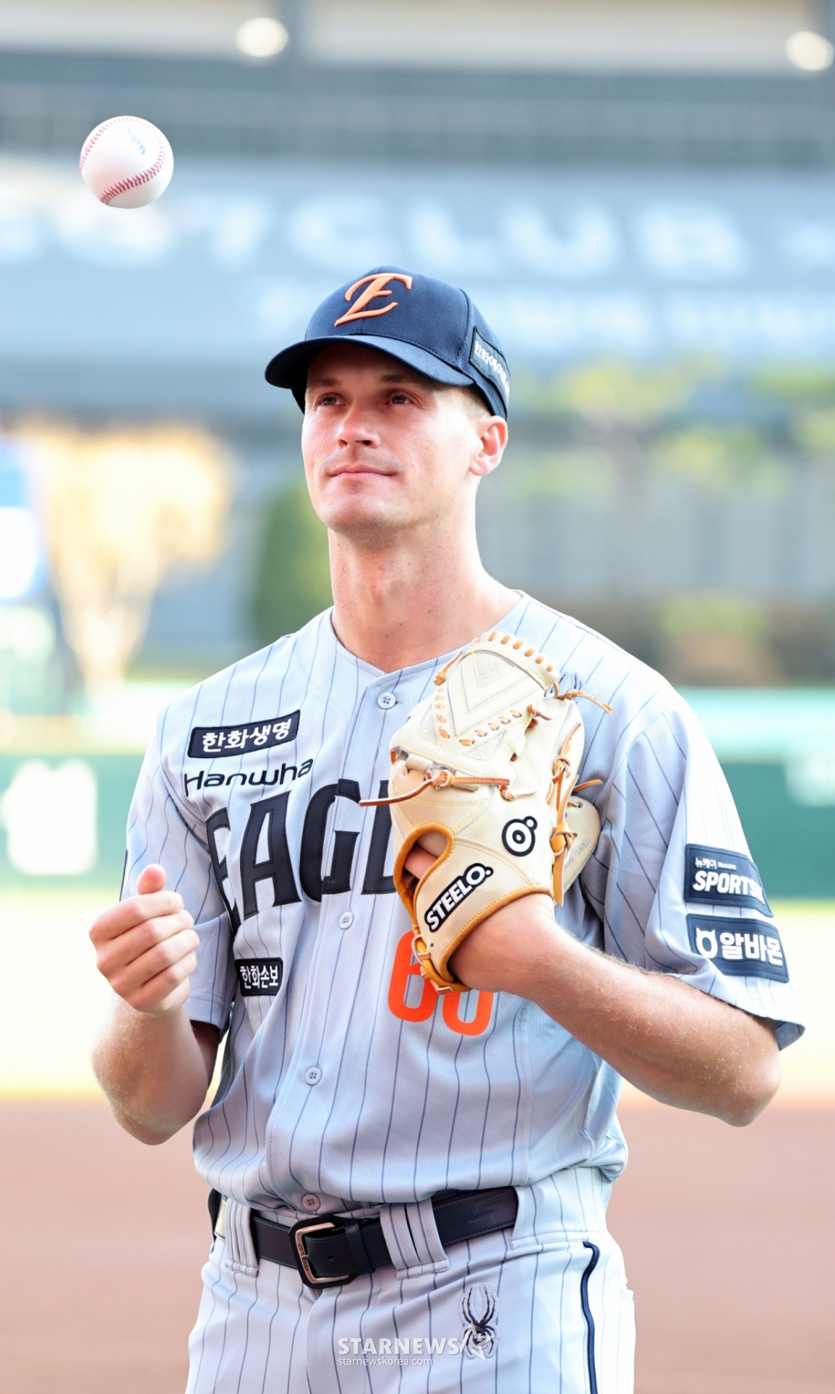 Jack Cushing, who was recruited to replace Hanwha starter White, who was out due to injury, is having a photo session ahead of the first game of the 2026 Shinhan SOL KBO League Hanwha Eagles and SSG Landers season at SSG Landers Field in Incheon on the 7th. /Photo = Senior Reporter Kang Young-jo