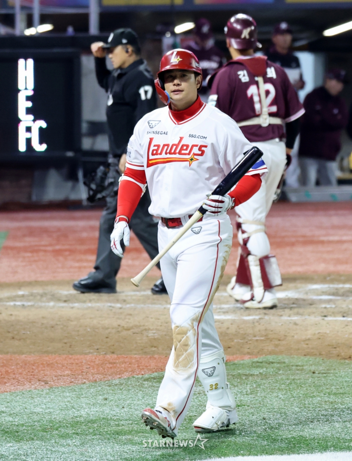 Kim Jae Hwan của SSG Landers đã rút lui khỏi trận đấu trên sân nhà với Kirum Heroes vào ngày mùng 1 vừa qua bằng cú strikeout ở cuối hiệp 8. /Ảnh = Phóng viên cao cấp Kang Young Jo