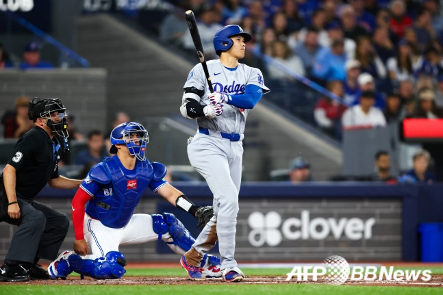 Лос-Анджелес Доджерс Шохей Отани (в центре) ударит своевременным ударом в начале третьего иннинга в матче регулярного чемпионата Высшей бейсбольной лиги (MLB) 2026 года в центре Роджерса в Торонто, Онтарио, Канада, 8-го числа (по корейскому времени). /AFPBBNews =Новости 1