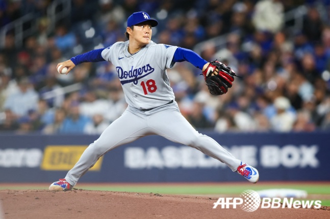 Йошинобу Ямамото из Лос-Анджелес Доджерс выступает в матче посещений регулярного сезона 2026 Главной лиги бейсбола (MLB) в центре Роджерса в Торонто, Онтарио, Канада, 8-го числа (по корейскому времени). /AFPBBNews =Новости 1