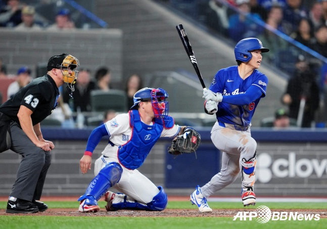 Ким Хе Сон (справа) из Лос-Анджелес Доджерс. /AFPBBNews =Новости 1