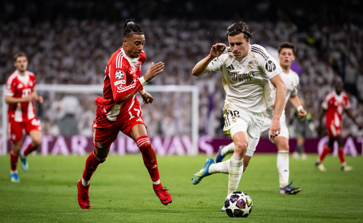 图为迈克尔·奥利塞（左）正在带球突破。 =照片=拜仁慕尼黑官方SNS收尾。