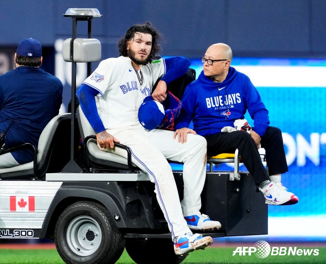 Коди Понсе из Торонто был заменен из-за травмы, полученной 31 марта (по корейскому времени) на первой и третьей базе в третьем домашнем матче регулярного чемпионата Высшей лиги бейсбола (MLB) против Колорадо в Торонто, Канада. /AFPBBNews =Новости 1