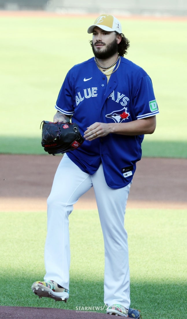 Наум Всезвездный Понсе был выбран в 2025 году на Матч всех звезд Лиги KBO, который прошел в парке Life Ball в Ханхва, Тэджоне, 12 июля прошлого года, и после церемонии награждения Дас Вейдер носит автограф Рю Хён Джин из Торонто. /Фото = Старший репортер Кан Ён Чжо