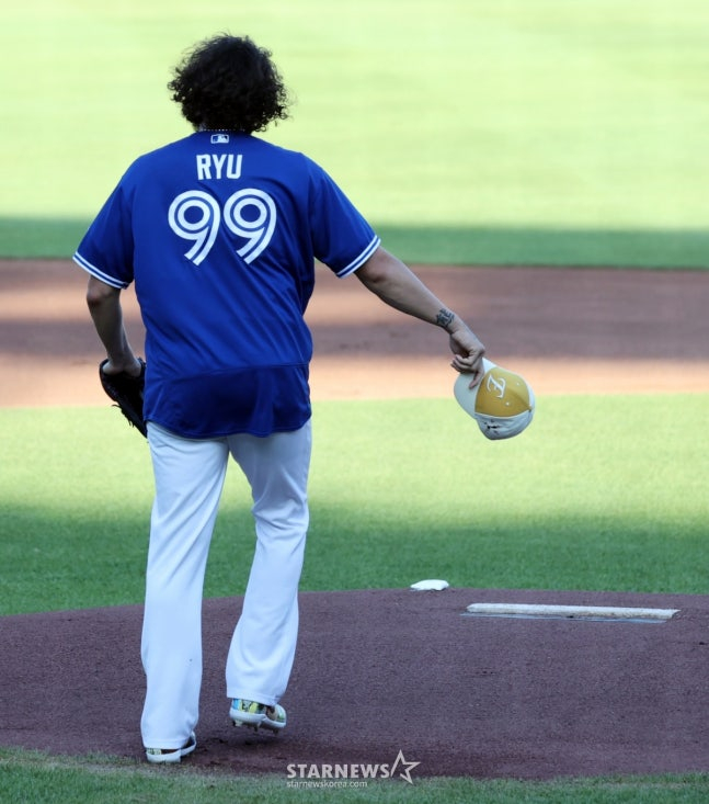 Наум Всезвездный Понсе был выбран в 2025 году на Матч всех звезд Лиги KBO, который прошел в парке Life Ball в Ханхва, Тэджоне, 12 июля прошлого года, и после церемонии награждения Дас Вейдер носит автограф Рю Хён Джин из Торонто. /Фото = Старший репортер Кан Ён Чжо