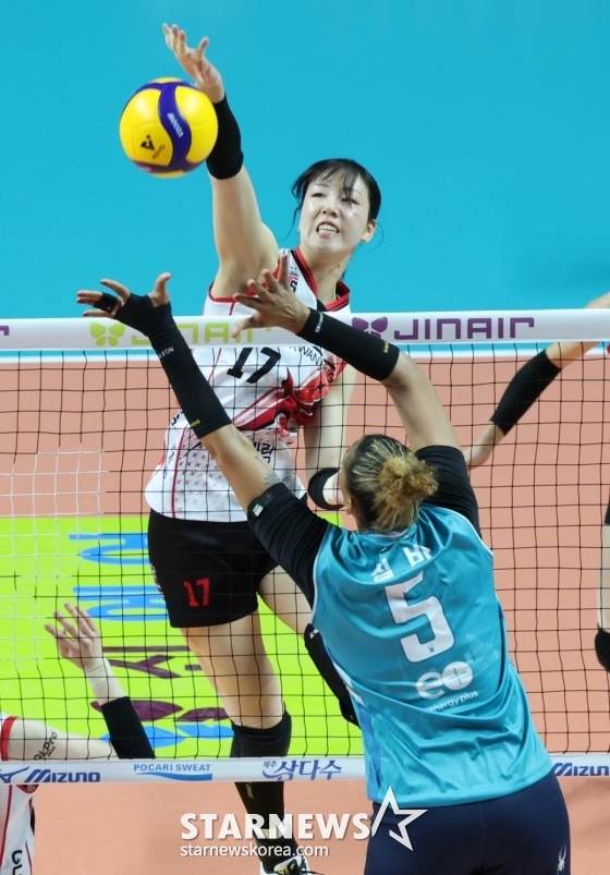 Начальник штаба, средний блогер Чон Хо Ён (вверху), пытается атаковать. /Фото = Ожидание Ким Чжин Гёна