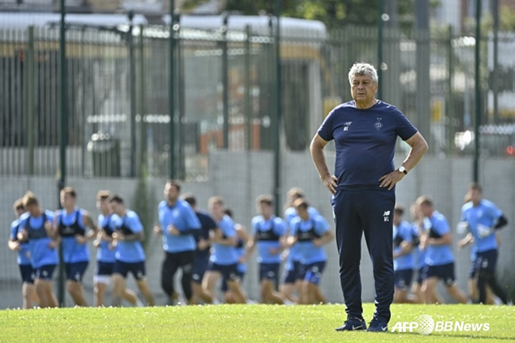Coach Mircea Lucecu in command of the training. /AFPBBNews=News1