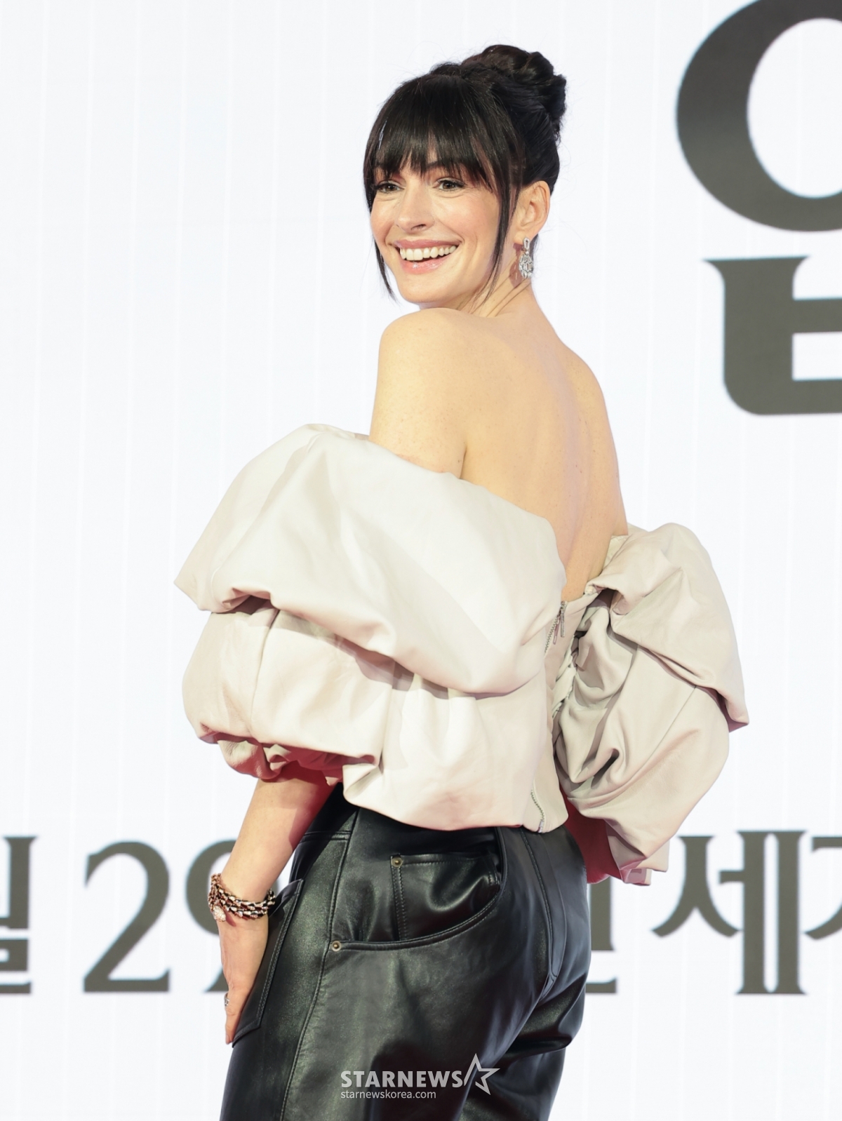 (Seoul = News1) Reporter Kwon Hyun-jin = Actors Anne Hathaway and Meryl Streep wear Prada, the movie 'The Devil Wears Prada' at Four Seasons Hotel Seoul in Jongno-gu, Seoul on the 8th 2' (Director David Frankel) Posing at a press conference in Korea.  "The Devil Wears Prada." "2" is a story about Miranda (Merrill Streep), the editor-in-chief of the legendary fashion magazine Runway, and Andy (Anne Hathaway), who returned as a planning editor after 20 years, reunite with Emily (Emily Blunt), who became an executive of a luxury brand, and risk all her career to take the lead in the fashion world once again in a completely changed media environment.  2026.4.8/News1 Copyright © News1. All rights reserved. Unauthorized reproduction and redistribution, and prohibition of using AI learning. /Photo = (Seoul = News 1) Reporter Kwon Hyun-jin