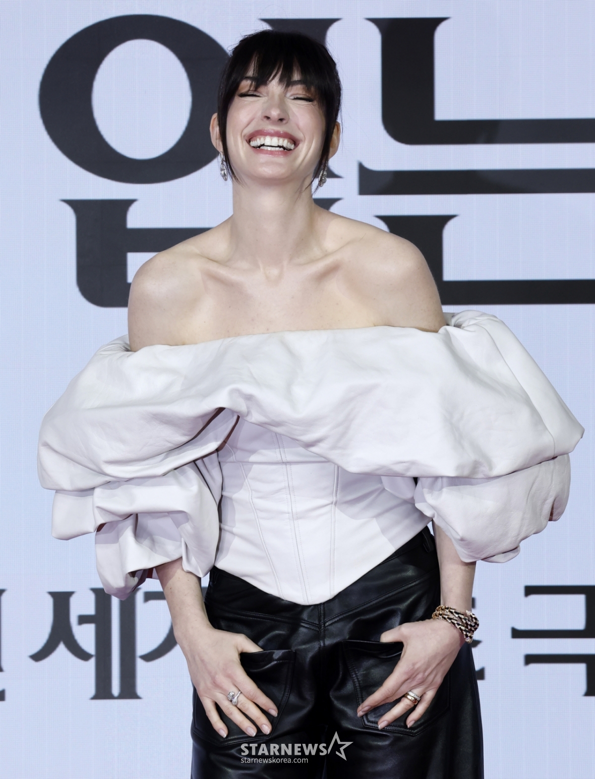 [Сеул = Ньюсис] Репортер Ким Хе Чжин = Актриса Энн Хессовей позирует на пресс-конференции в фильме «Дьявол носит Праду 2», который состоялся в отеле Four Seasons в Чонногу, Сеул, 8-го числа. 2026.04.08 jini@newsis.com / Фото=Ким Хеджин