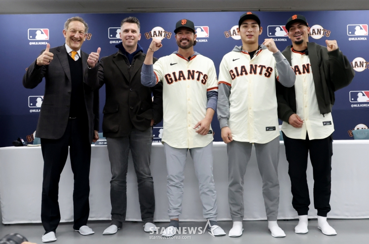 The San Francisco Giants of the U.S. Major League Baseball (MLB) invited more than 60 Whimoon High School and Deoksu players to open a baseball clinic at LG Champions Park in Icheon, Gyeonggi Province on January 7.  Chairman Larry Bear (from left), President Buster Posey, Director Tony Bytello, Lee Jung-hoo and Willie Adames have photo time after the press conference. /Photo = Senior Reporter Kim Jin-kyung