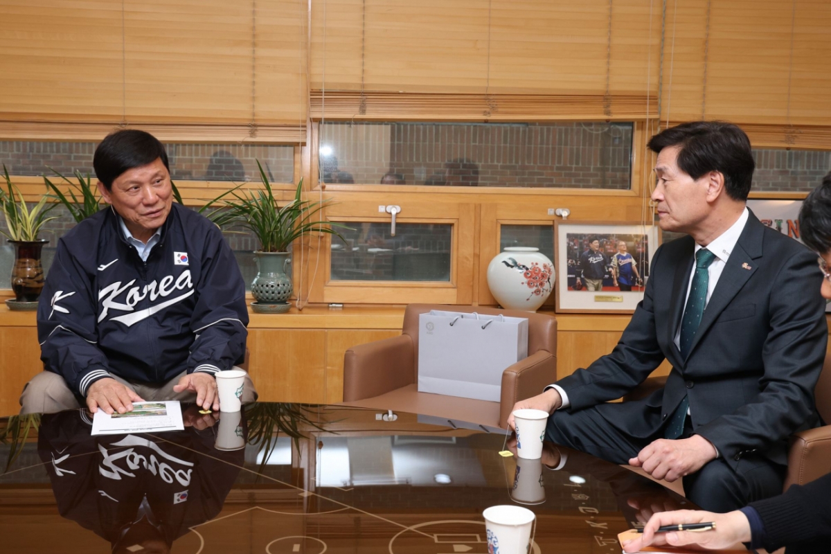 Thống đốc KBO Heo Gu Yeon (trái) và thị trưởng Miryang Ahn Byung Gu. /Ảnh = Cung cấp KBO