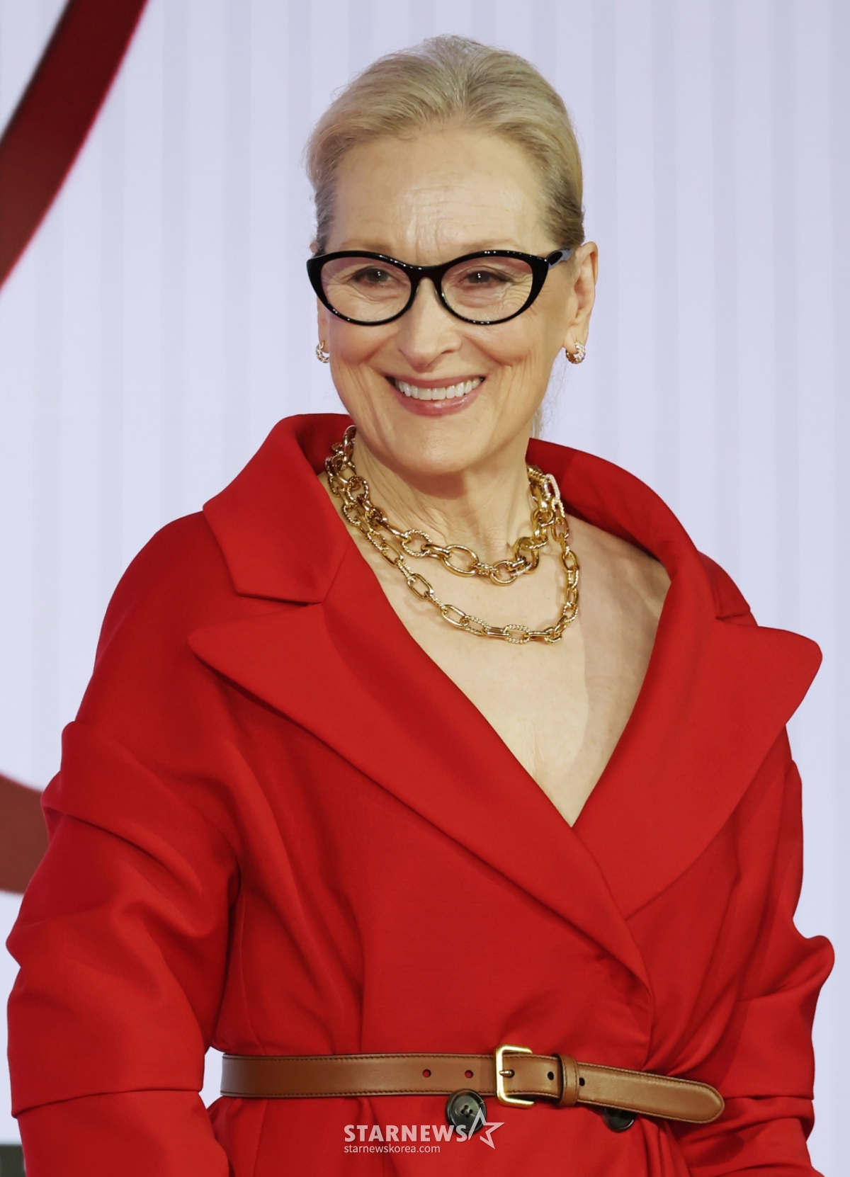 Diễn viên Meryl Streep đã mặc áo Prada trong bộ phim điện ảnh 'The Devil Wears' diễn ra tại khách sạn Four Seasons ở Jongno-gu, Seoul vào sáng ngày 8/5. 2' Anh ấy đang tạo dáng trong buổi họp báo tại Hàn Quốc.  Miranda, biên tập viên của tạp chí thời trang huyền thoại Runway và Emily, người đã trở lại làm biên tập viên kế hoạch sau 20 năm, sẽ tái ngộ. Câu chuyện về tất cả sự nghiệp một lần nữa trong môi trường truyền thông hoàn toàn thay đổi sẽ được công chiếu vào ngày 29/4. /2026.04.08 /Ảnh = Photoguy@ Lee Dong Hoon