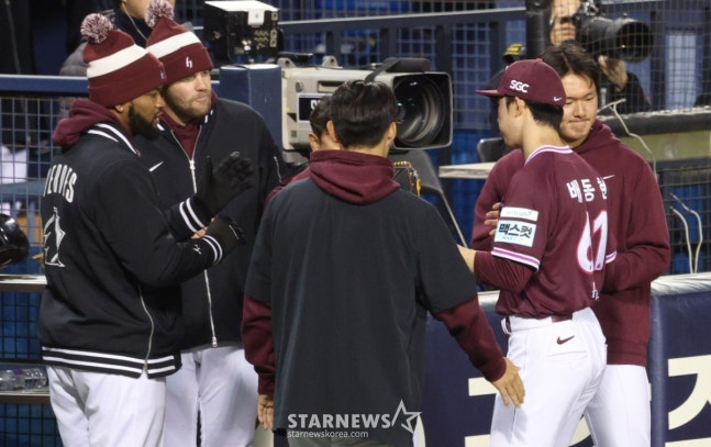 Коллеги приветствуют Пэ Дон Хёна (справа) 7-го числа, когда он был заменен в 6 иннингах против Дусана. /Фото = Ожидание Ким Чжин Гёна