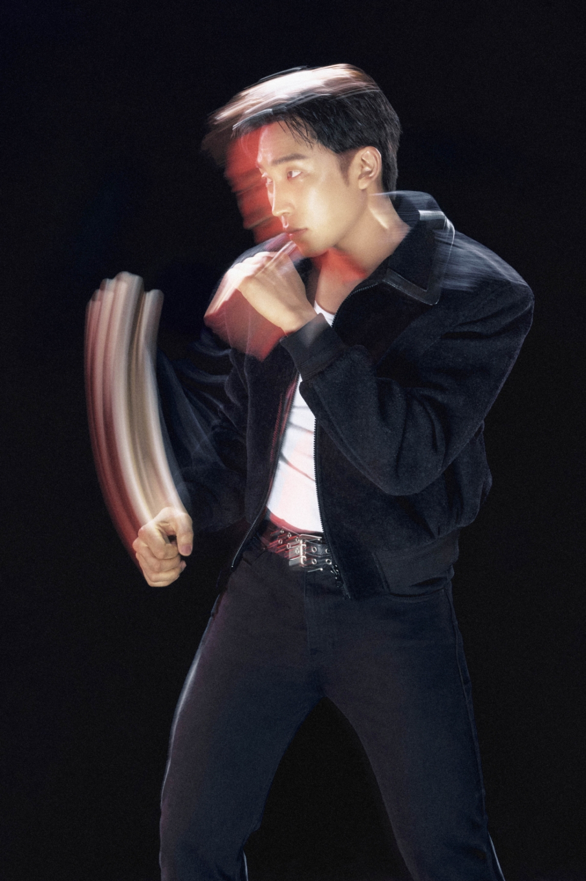 Ведущий актер второго сезона оригинального сериала Netflix "Охотники" Ли Санг позирует для круглого интервью, которое состоялось 8-го числа. /Фото = Netflix 2026.04.08 /Фото = Ли Дон Хун Фотогуй@