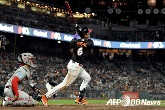 San Francisco's Daniel Susaek hits a home game against Philadelphia in the 2026 Major League regular season at Oracle Park in San Francisco, California on the 8th (Korea time). /AFPBBNews=News1
