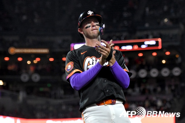 San Francisco's Daniel Susaek claps at home against Philadelphia in the 2026 Major League regular season at Oracle Park in San Francisco, California on the 8th (Korea time). /AFPBBNews=News1