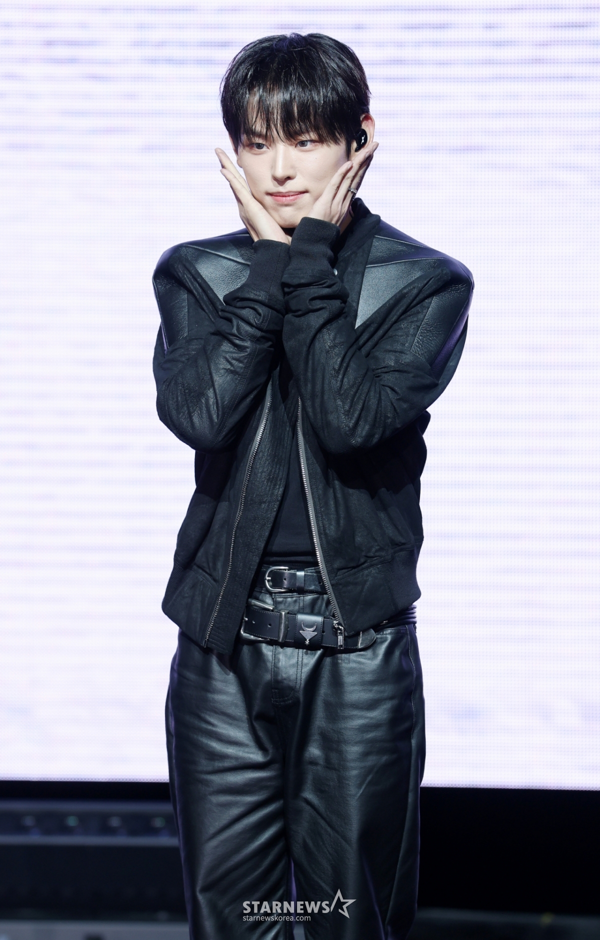 Группа Kivit Up Тхэ Хван позирует на дебютном шоукейсе, который состоится в Мессенаполисе, Мапо-гу, Сеул, 8-го числа. /2026.04.08 /Фото = Ким Хви Сон hwijpg@