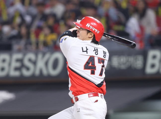 Na Sung-beom looking at the ball. /Photo = KIA Tigers