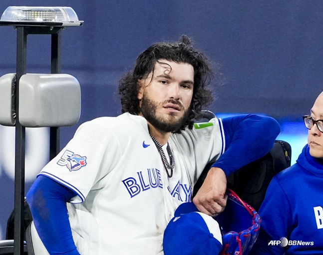 Ponce leaving the stadium on a cart against Colorado on March 31. /AFPBBNews=News1