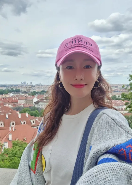 照片=金智秀的照片墙。 