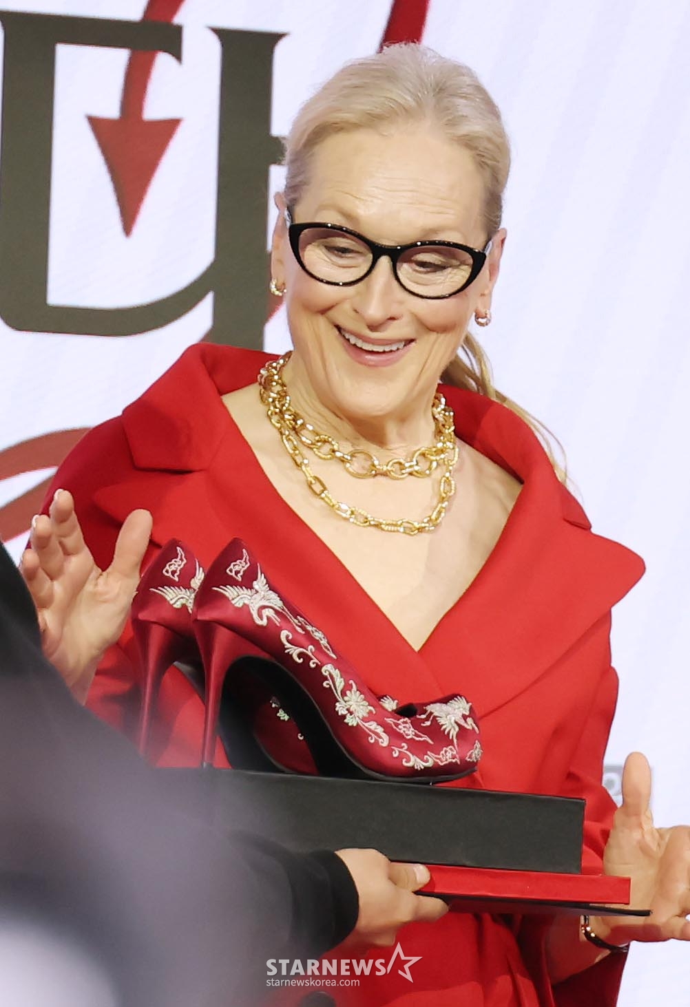 俳優メリル·ストリープが8日午前、ソウル鍾路区のフォーシーズンズホテルで行われた映画「悪魔はプラダを着る 「2」の来韓記者懇談会で韓国的なデザインのハイヒールをプレゼントされた後、喜んでいる。  伝説的なファッションマガジン「ランウェイ」の編集長「ミランダ」と20年ぶりに企画エディターとして戻ってきた「アンディ」がラグジュアリーブランドの役員になった「エミリー」と再会し、完全に変わったメディア環境の中で再びファッション界の主導権を握るためにすべてのキャリアをかける話「悪魔はプラダを着る2」は29日に封切りする。 /2026.04.08 /写真=イ·ドンフン photoguy@
