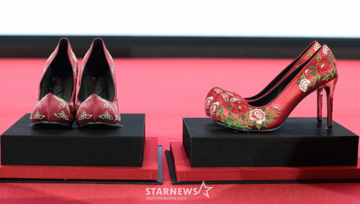 （ソウル=ニュース1）クォン·ヒョンジン記者=8日、ソウル鍾路区フォーシーズンズホテルソウルで開かれた映画「悪魔はプラダを着る 「2」（監督デビッド·フランクル）来韓記者懇談会で俳優メリル·ストリープとアン·ハサウェイ（右）がプレゼントされた花の靴が置かれている。  「悪魔はプラダを着る」 「2」は伝説的なファッションマガジン「ランウェイ」の編集長ミランダ（メリル·ストリープ扮）と20年ぶりに企画エディターとして戻ってきたアンディ（アン·ハサウェイ扮）がラグジュアリーブランドの役員になったエミリー（エミリー·ブラント扮）と再会し、一変したメディア環境の中で再びファッション界の主導権を握るためにすべてのキャリアをかける話だ。  2026.4.8/ニュース1 Copyright © ニュース1. All rights reserved。無断転載及び再配布、AI学習利用禁止。 /写真=（ソウル=ニュース1）クォン·ヒョンジン記者