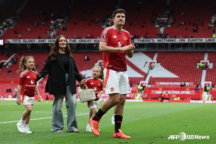 Harry Maguire (centre) and his family. /AFPBBNews=News1