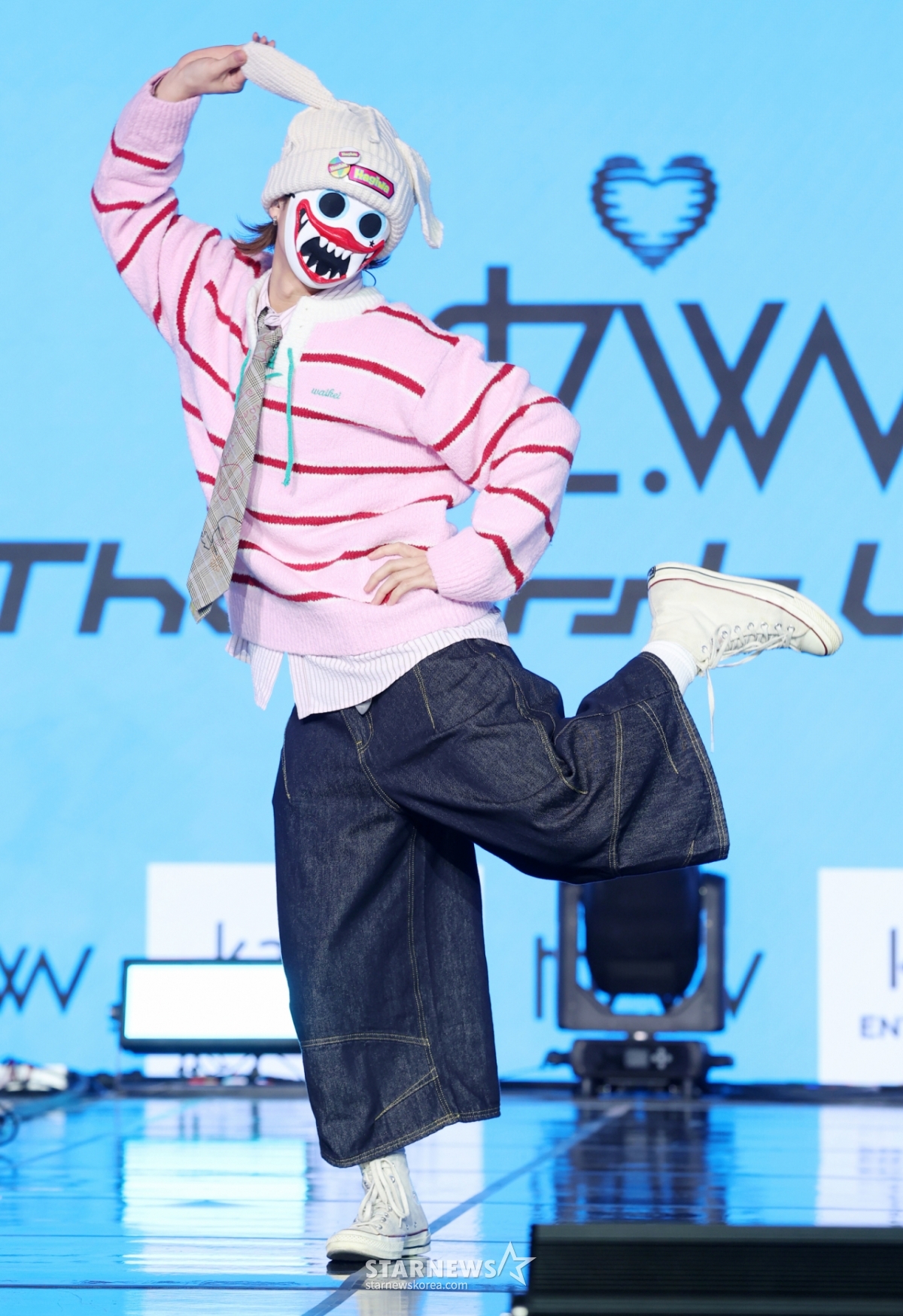 The group Hearts Wave Hagiwa poses at a showcase to commemorate the release of its first mini-album "The First Wave" at the Culture Stockpile in Mapo-gu, Seoul on the 8th. /2026.04.08 / Photo = Kim Hwi-seon hwijpg@