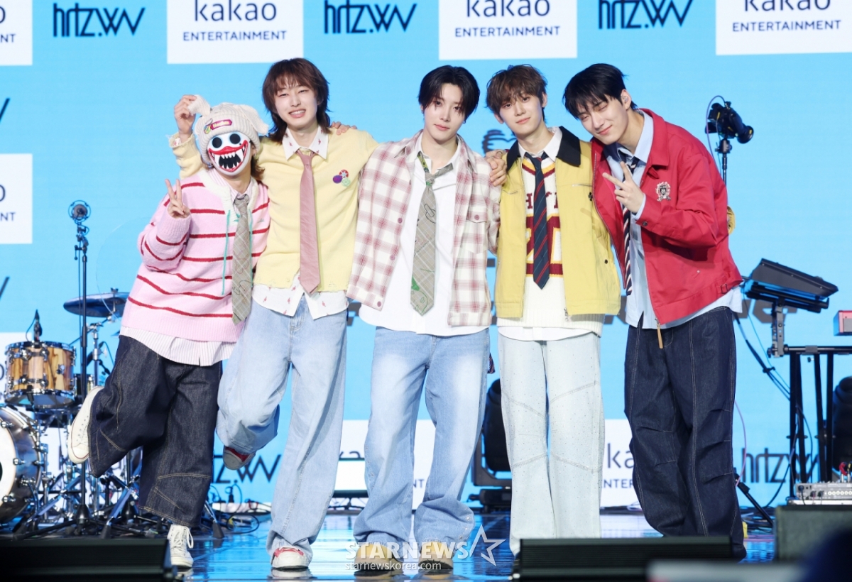 グループハーツウェーブが8日、ソウル麻浦区文化備蓄基地で行われた最初のミニアルバム「The First Wave」発売記念ショーケースでポーズを取っている。 /2026.04.08 /写真=キム·フィソン hwijpg@