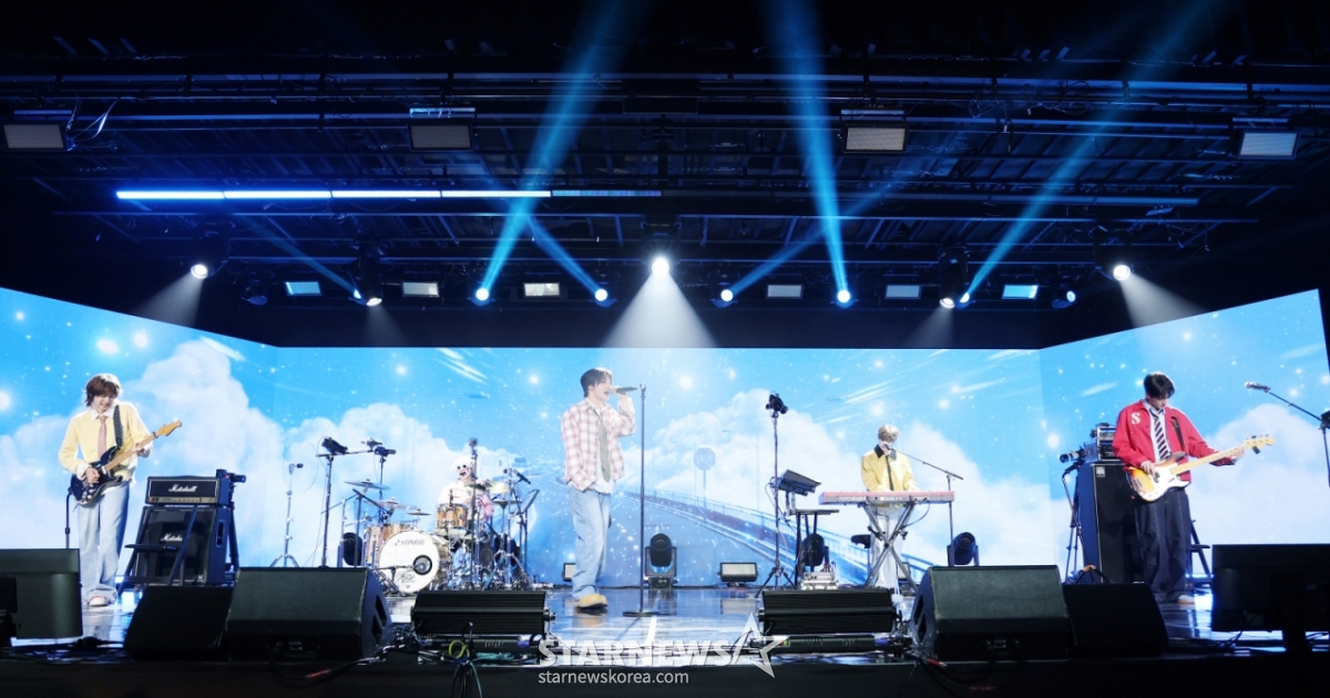 グループハーツウェーブが8日、ソウル麻浦区文化備蓄基地で行われた最初のミニアルバム「The First Wave」発売記念ショーケースで素敵な舞台を披露している。 /2026.04.08 /写真=キム·フィソン hwijpg@