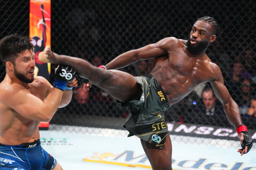 スターリング（右）がキックを試みている。 /写真=UFC公式提供