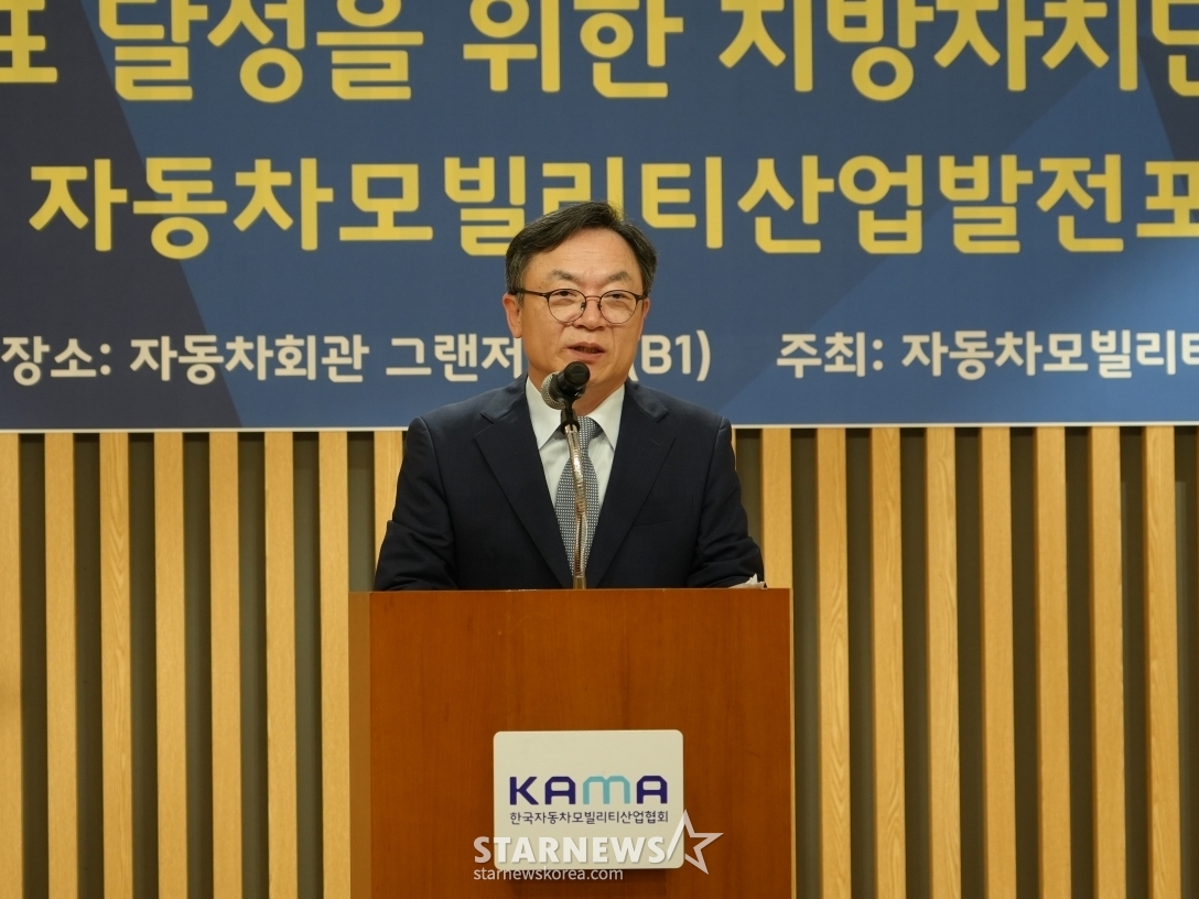 =协会会长郑大镇。