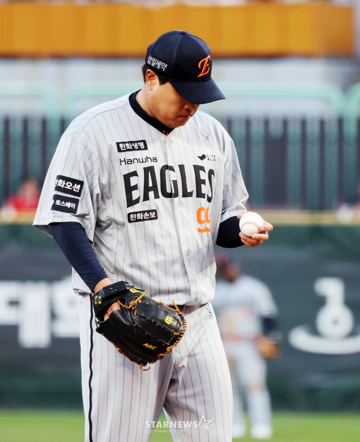 Hanwha Ryu Hyun-jin is regretful after allowing a home run in the first inning against SSG at SSG Landers Field in Incheon on the 7th. /Photo = Senior Reporter Kang Young-jo