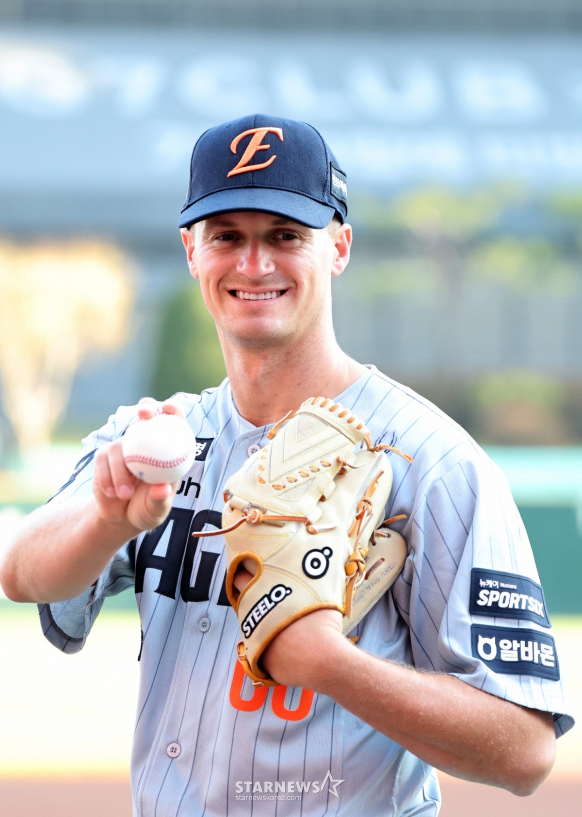 Jack Cushing poses in front of the camera ahead of the SSG match at SSG Landers Field in Incheon on the 7th. /Photo = Senior Reporter Kang Young-jo
