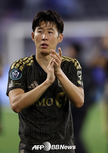 Son Heung Min đang vỗ tay cho người hâm mộ sau trận tứ kết cúp vô địch Liên đoàn bóng đá biển Bắc Trung Mỹ (CONCACAF) năm 2016 với Cruz Azul (Mexico) được tổ chức tại sân vận động BMO ở Los Angeles, California vào ngày 8 (giờ Hàn Quốc). /AFPBBNews = Tin tức 1
