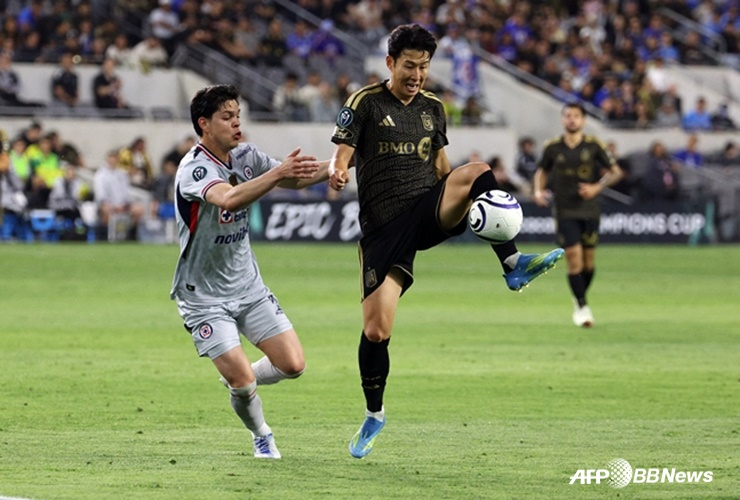 Son Heung Min (phải) kiểm soát bóng. /AFPBBNews=Tin tức 1