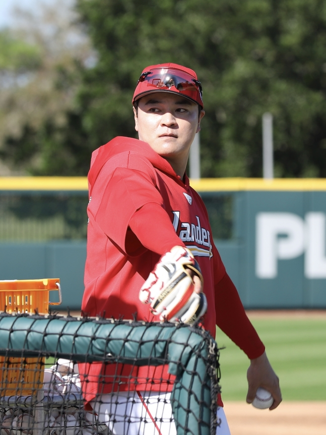 Choo Shin-soo, assistant manager of SSG Landers, is helping the players train. /Photo = Courtesy of SSG Landers