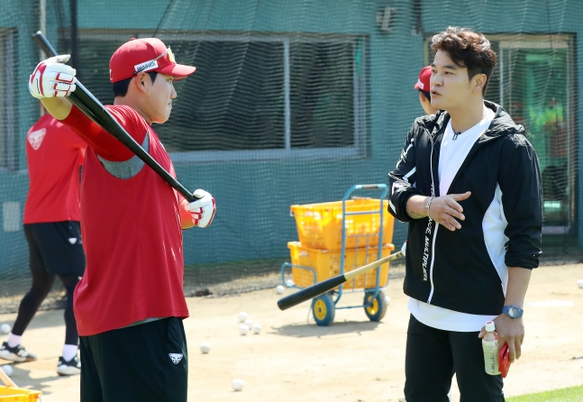 Choo Shin-soo (right) is giving advice to the team. /Photo = Courtesy of SSG Landers