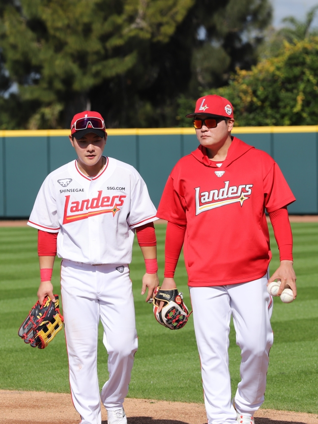 Choo Shin-soo (right) and Choi Jun-woo. /Photo = Courtesy of SSG Landers