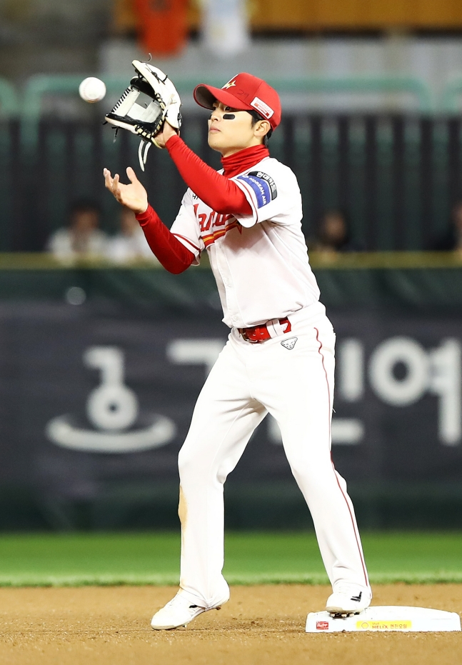 8-го числа SSG Чжун Чжун Иль обороняется в матче против Ханхва. /Фото = Предоставлено SSG Landers