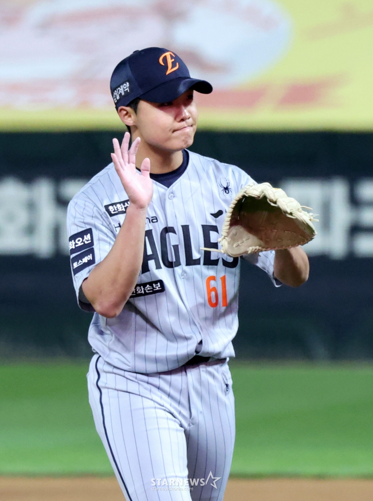 7日,在仁川SSG兰德斯球场举行的2026KBO联赛韩华老鹰队与SSG兰德斯赛季首场比赛中,韩华右撇子投手郑宇周在第8回合末无失分逆投后,正走向球员席。 =照片=高级记者姜英祖。