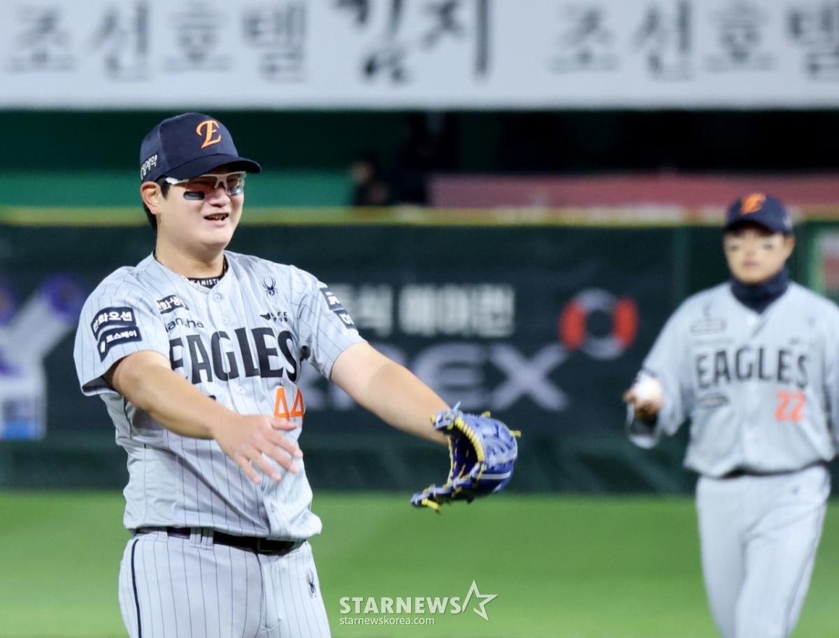 7日,在兰德斯球场举行的2026KBO联赛韩华老鹰队与SSG兰德斯赛季首场比赛中,韩华队的终结投手金在奂在第9回合末以直球四坏球上垒,但之后处理完塞塔扎尔后松了一口气。 =照片=高级记者姜英祖。