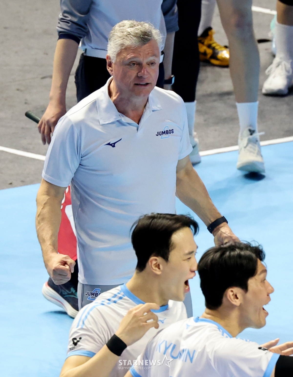 大韓航空のヘナン監督が3日、桂陽体育館で行われたジンエアー2025-2026Vリーグチャンピオン決定戦の大韓航空と現代キャピタルの試合で歓呼している。 /写真=姜永祚（カン·ヨンジョ）先任記者