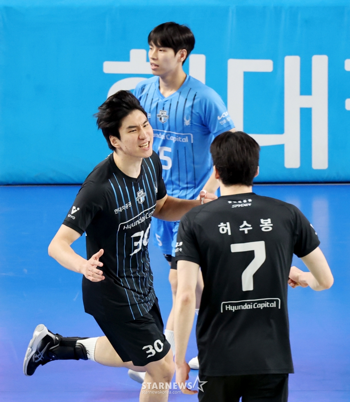 Hyundai Shinjin радостно приветствует Korean Air и Hyundai Capital в четвертом матче чемпионата лиги Джин Эйр 2025-2026 годов, который состоялся 8-го числа в гимназии Чхонан Хабибсун. /Фото = Старший репортер Кан Ён Чжо