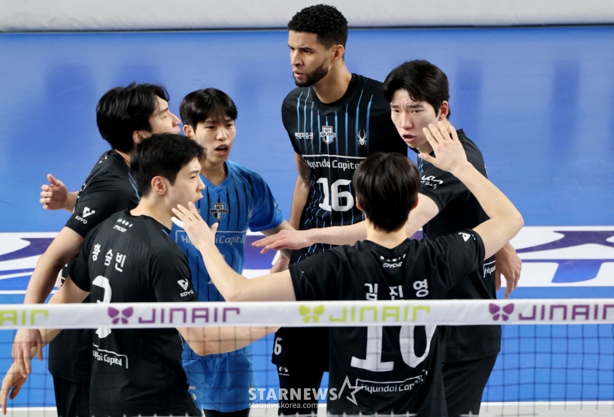 Hyundai Leo празднует свой день после забивания в четвертом матче чемпионата лиги Jin Air 2025-2026 V против Korean Air и Hyundai Capital, который состоялся 8-го числа на стадионе Cheonan Gibulsun. /Фото = Старший репортер Кан Ён Чжо