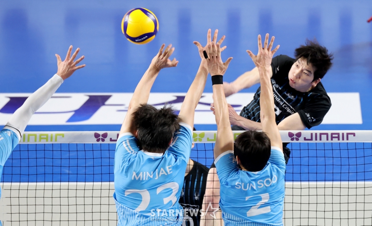 Хёндэ Хё Су Бонг ударит по Korean Air и Hyundai Capital в четвертом матче чемпионата лиги Джин Эйр 2025-2026 годов, который состоялся 8-го числа в гимназии Чхонан Хапсун в Чхонане. /Фото = Старший репортер Кан Ён Чжо